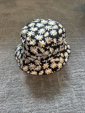 Black Daisy Print Bucket Hat - like new!